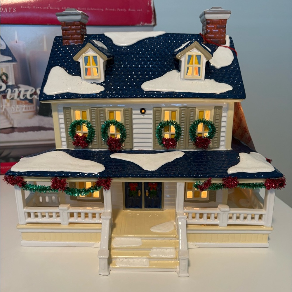 Dept 56 Snow Village Snowy Pines Inn 1998 has Retired. Gift set in original box.